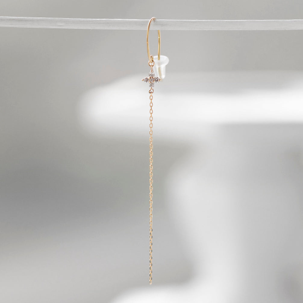 ダイヤ K18ピアス(片側/フラワーモチーフ/4月誕生石)